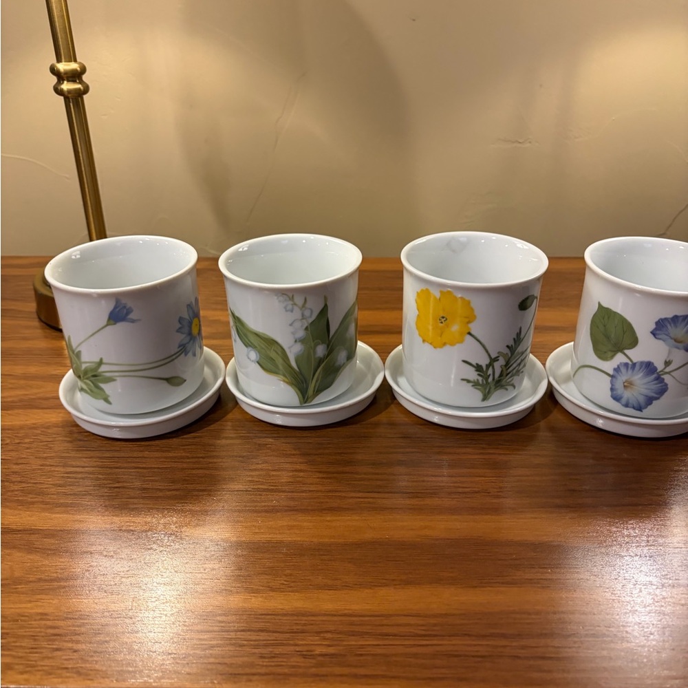 Made in Japan Small planters with Saucers - Picture 2 of 13